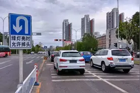 驾驶汽车掉头有“三不踩”原则，它指的是什么？再解释一遍图片