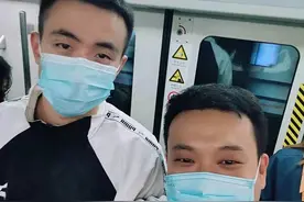 抱娃奶爸地铁里被好心帅哥让座，抬头一看居然是赵继伟图片