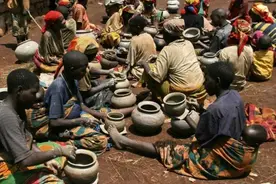 在非洲旅游，为何小孩只对中国游客丢石头？导游：百米恩斗米仇图片