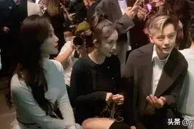 爷青回！杨幂刘诗诗同框坐一张凳子，还与陈伟霆热聊关系变好？图片
