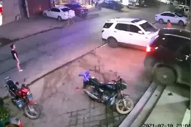 疯狂！男子驾车将白车3次撞进店铺，女子淡定看完全程图片