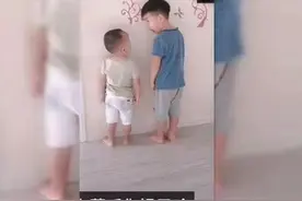 兄弟俩弄碎妈妈香水罚站，可这小哥俩的对话，却把老妈笑惨图片