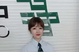 邮政小姐姐狂追两公里截停大货车 勇救被拖行的老人小孩图片