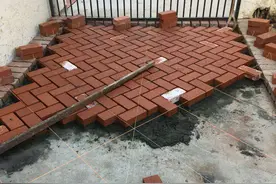 院子铺红砖不急着打水泥，先铺一层钢丝网，施工快速，2小时完工图片