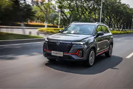 10万块你愿买一台动力越级小型SUV么？试驾长安CS35 PLUS蓝鲸版图片