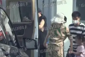 谢娜一家四口罕见同框，双胞胎女儿正脸首次曝光，模样太像张杰图片