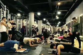 推举训练再难也要坚持，可以让你肌肉得到全方位刺激图片