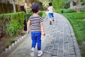 43岁靳东为3岁儿子庆生，孩子身高腿长帅气，俩兄弟背影分不清图片