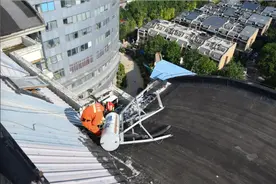 真悬！太阳能掉在13楼边缘，消防员三根大绳吊回来图片