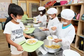 日本小学生的一顿午餐，引百万围观！疫情过后，他们吃的更健康图片