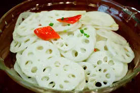 藕片焯水后发黑？教你两招小技巧，藕片雪白脆嫩，又好看又好吃图片