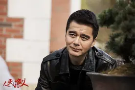 老戏骨许亚军又晒娃，大儿子颜值高太帅气，小儿子奋笔疾书是学霸图片