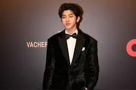 蔡徐坤的西装搭配领结，帅的就像小王子图片