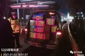 险！私家车非法运载烟花爆竹，交警当场查获图片