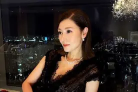 51岁李嘉欣晒近况，钻石首饰堆满身超贵气，皮肤保养超好无皱纹图片