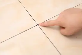 黑黑的瓷砖缝隙难清理，只需简单一擦就能巧洗白，省时又省力！视频封面