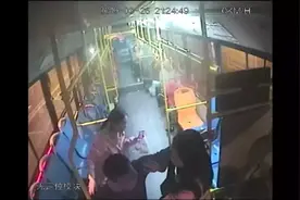 男子酒后上公交不给钱，还辱骂脚踢司机……图片