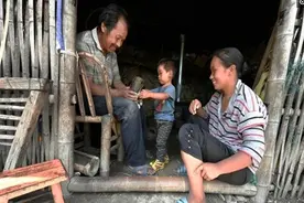 65岁老汉带30岁小媳妇隐居山林享受天伦之乐，家里用煤油灯照明图片