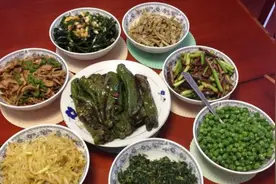 70多岁的奶奶，每天给一家8口人做午饭，就像吃席一样图片
