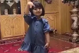 新疆萌娃年纪小小“能歌善舞”获高赞，网友：这基因是得天独厚的图片