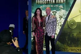 世界首富贝索斯眼光真好，找的女友身材不错，穿的服装都很大气图片