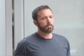 “蝙蝠侠”本·阿弗莱克出街照！瘦回190斤型男身材，脖子回来啦图片