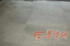 可恶！西安一小区高层住户接连往下泼水，业主每天经过单元门口提心吊胆图片