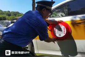 福州城管采用“电子告知单”设备，车主若暴力撕扯会自动“报警”图片