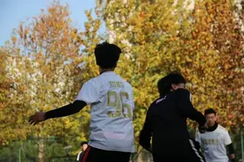 封住校门，大学生爱上了彼此的舞步图片