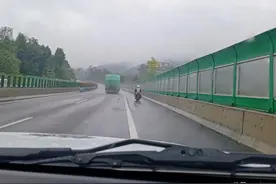 险！大雨天，男子开摩托车载人在高速上"飞奔"，自称是"摩旅"爱好者图片