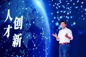 魏建军穿得越好，人们对摩卡的期望就越高图片