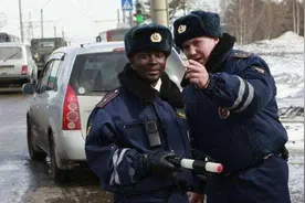 黑人遍布全球，在美国闹得天翻地覆，为何在俄罗斯却毫无动静？图片