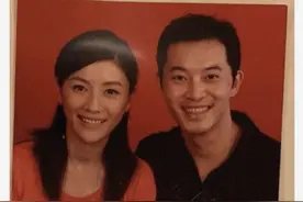 沙溢晒合照庆结婚10周年，青涩旧照一脸配，配文甜蜜引人羡图片