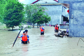 【警徽闪耀抗洪防汛一线】湖南龙山民警营救被困群众37人图片