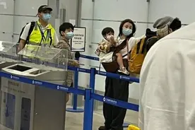 张柏芝三胎儿子正脸曝光，五官清秀颜值高，面部特征很像谢霆锋？图片