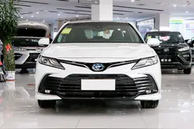 4.1L油耗，丰田混动热销三厢大家轿，省心好养又便宜，实拍凯美瑞图片