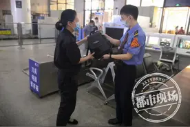 太大意！男子过安检遗落小包，南昌站工作人员完璧归赵图片