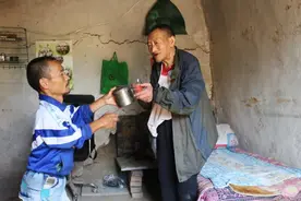 农村俩单身汉“结缘”老来成伴，组特殊家庭相互照应图片