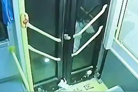 广东13岁女学生下公交被夹拖行20秒！公交公司：女孩擦伤无大碍，司机已被开除图片