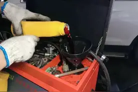 变速箱换油有两种方法，差价却有好几百块，难道“贵”在方法？图片