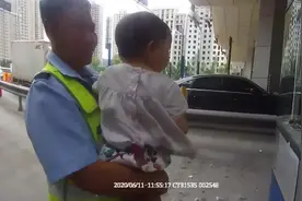 高速公路上惊现2岁小女孩…图片