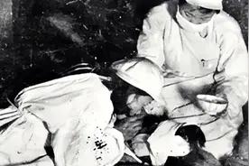 上甘岭，16岁女兵王清珍遇男兵因伤排尿难，二话不说用嘴助其排尿图片