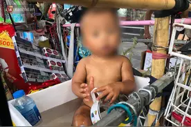 越南河内街头小娃娃在酷暑下不穿衣服满街跑，让网友看的很心酸图片