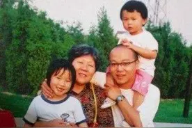 窦唯18岁小女儿罕见曝光，与窦靖童搞怪合照，眉眼酷似亲姐妹图片