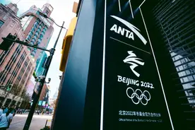 王一博冬奥国旗款秒售罄背后，安踏领跑奥运赛道图片