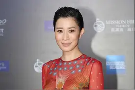 佘诗曼太厉害了，红色“火山”连衣裙配大油头，不土反而气场强大图片