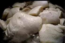 用猪肥肉酿“荤酒”，是白酒第8种香型，不到20元，你敢喝吗？图片