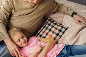 让孩子和老人一同入睡，看似省事实则弊端多，别错下去图片