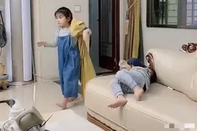 “地位最低”的弟弟，服侍姐姐相当顺手，网友：弟弟你经历了什么图片