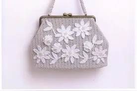 简单的手工钩织小立体花贴在包包上，手编钩针包包（日文）图片